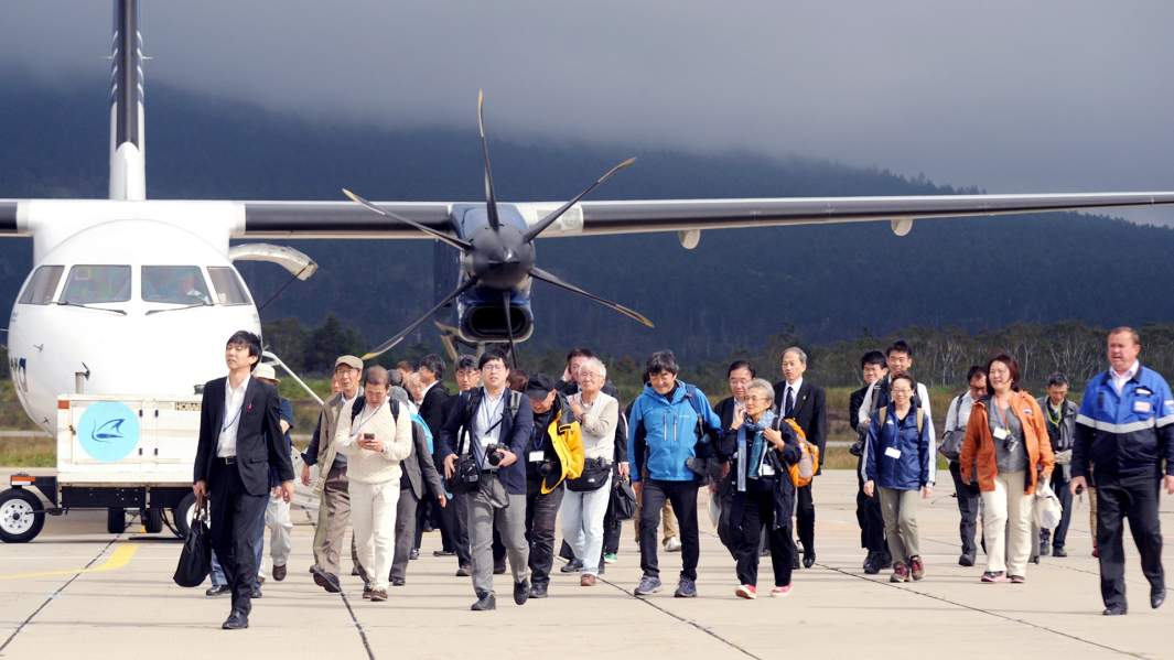 Бывшие японские жители островов и их родственники в аэропорту Менделеево на острове Кунашир