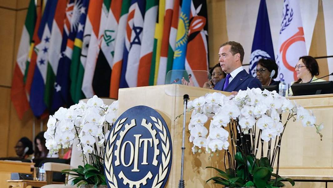 Председатель правительства РФ Дмитрий Медведев выступает на пленарной сессии Международной конференции труда во Дворце Наций в Женеве. 11 июня 2019 года