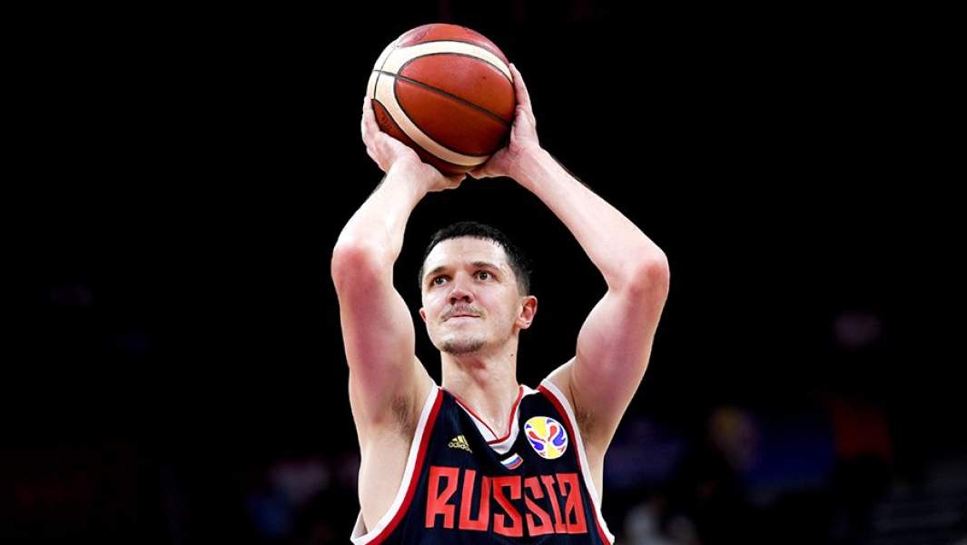 Семен Антонов в матче группового этапа чемпионата мира по баскетболу 2019 между сборными командами Польши и России