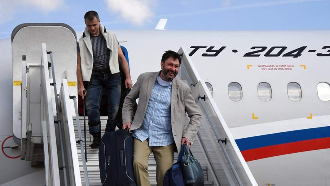 Руководитель портала «РИА Новости Украина» Кирилл Вышинский спускается с борта российского самолета Ту-204 в аэропорту Внуково