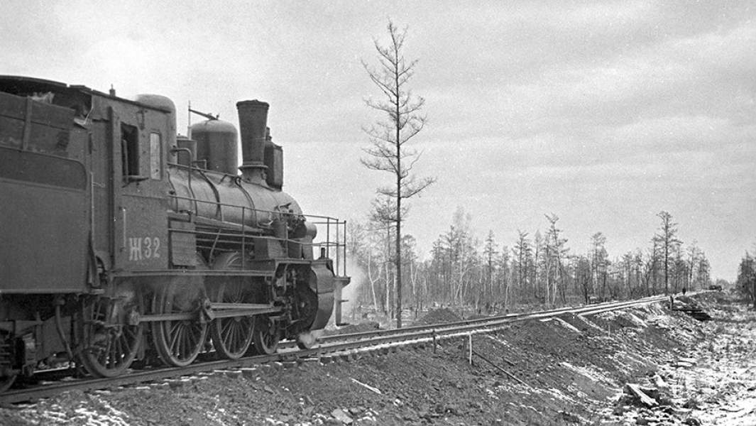 Первый паровоз идет по тайге во время строительства железной дороги Волочаевск – Комсомольск-на-Амуре. 1951 год