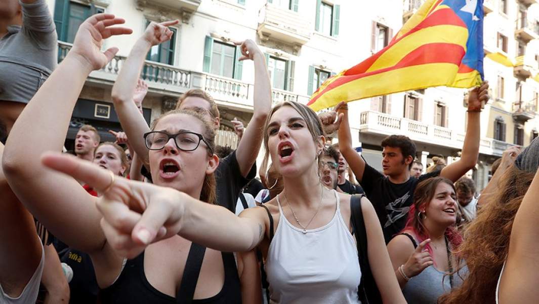 Сторонники независимости Каталонии во время митинга в Барселоне. 2 октября 2017 года