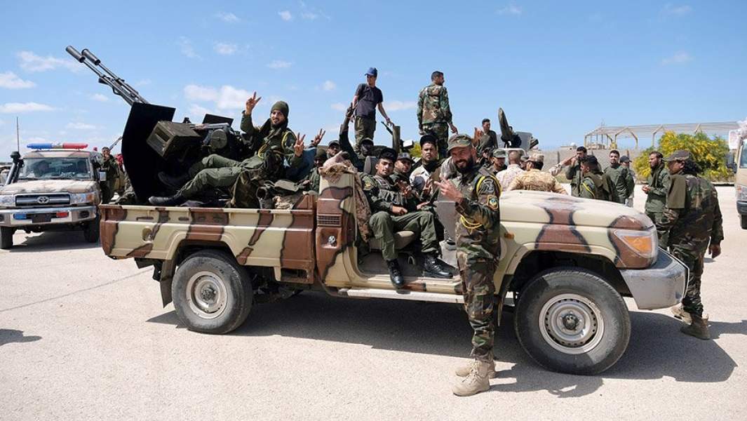 Бойцы Ливийской национальной армии в пригороде Бенгази