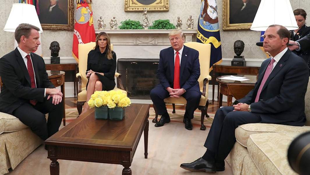 Президент США Дональд Трамп, министр здравоохранения Алекс Азар (справа) и комиссар управления по контролю за качеством продовольствия и медикаментов Нед Шарплесс обсуждают ограничение продажи электронных сигарет с ароматическими добавками. Белый дом, Вашингтон. 11 сентября 2019 года