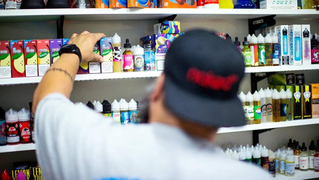 Покупатель выбирает ароматическую курительную смесь в одном из вейп шопов в США