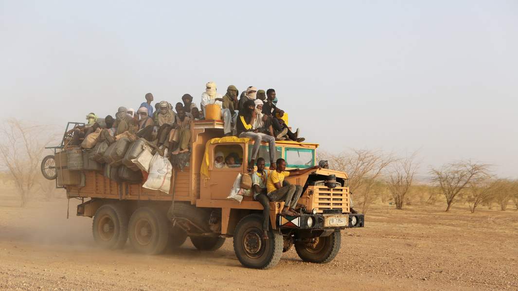 Мигранты пересекают пустыню