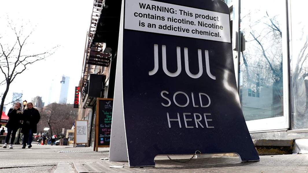 Баннер магазина Juul на улице в Нью-Йорке