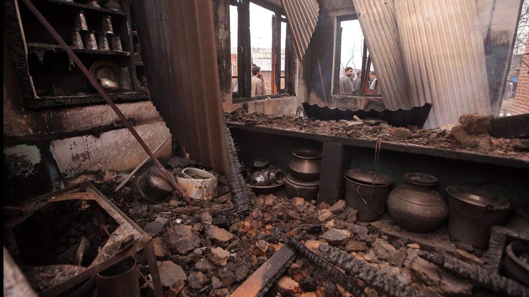 Разрушенный дом в ходе перестрелки между индийскими силами безопасности и предполагаемыми боевиками в районе Пулвама в южном Кашмире 19 февраля 2019 года