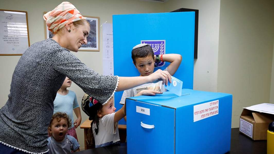 Женщина голосует на одном из избирательных участков израильского поселения Адора 