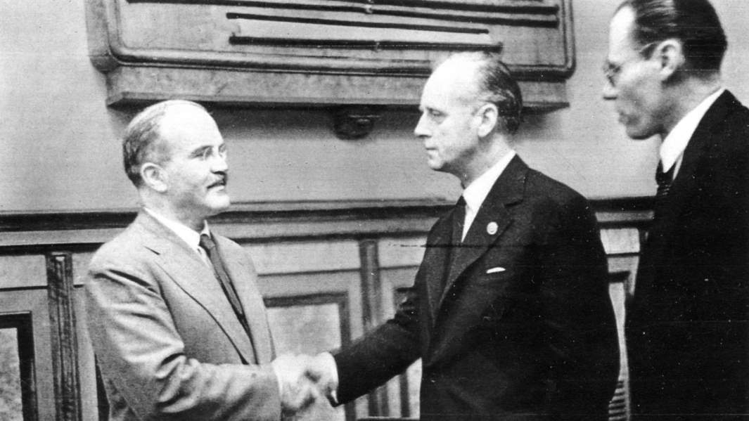 Вячеслав Молотов и Иоахим фон Риббентроп