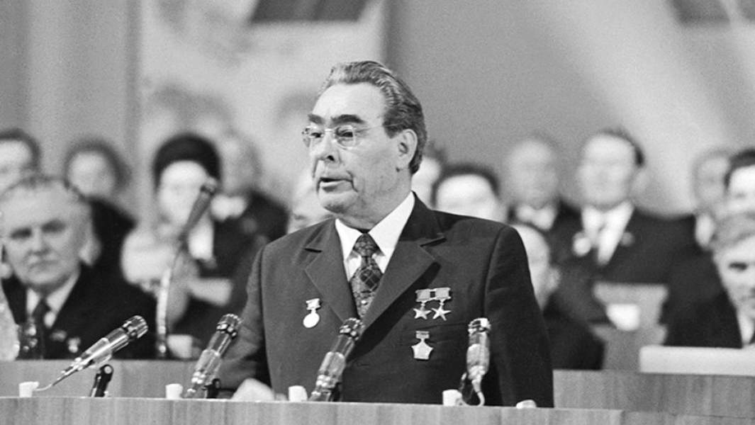 Фамилию первого секретаря цк кпсс. Брежнев 1964.