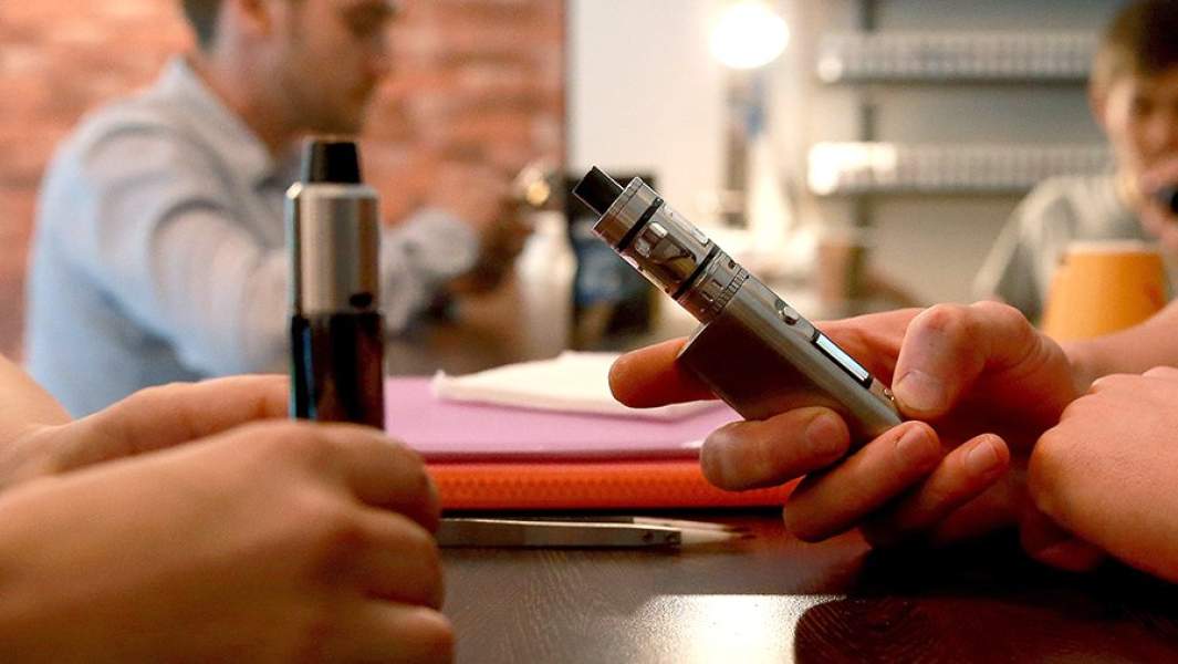 Бокс-мод для курения электронных сигарет в вейп шопе в Москве