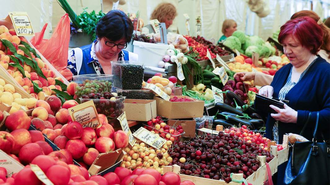 С 1 октября ставки НДС на фрукты и ягоды снижается с 20 до 10% — такие поправки Госдума приняла после поручения президента Владимира Путина, которого о льготах попросили садоводческие хозяйства