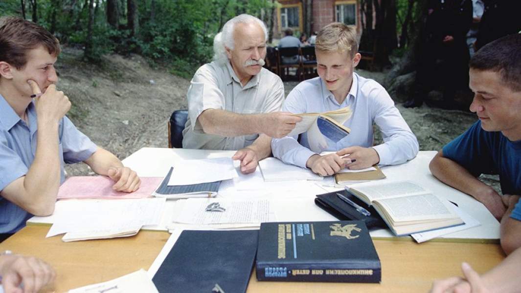 Михаил Щетинин преподает учащимися своего лицея