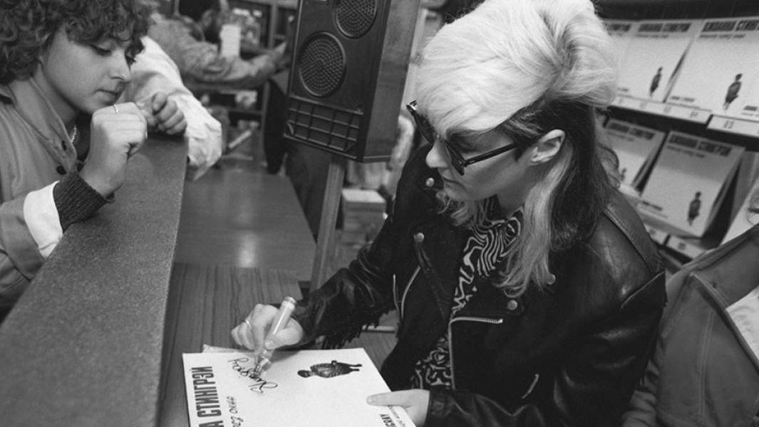 Певица Джоанна Стингрей во время раздачи автографов. 1 сентября 1991 года