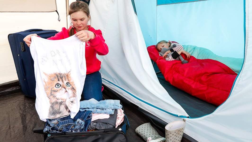 Дети в палатке в летнем лагере