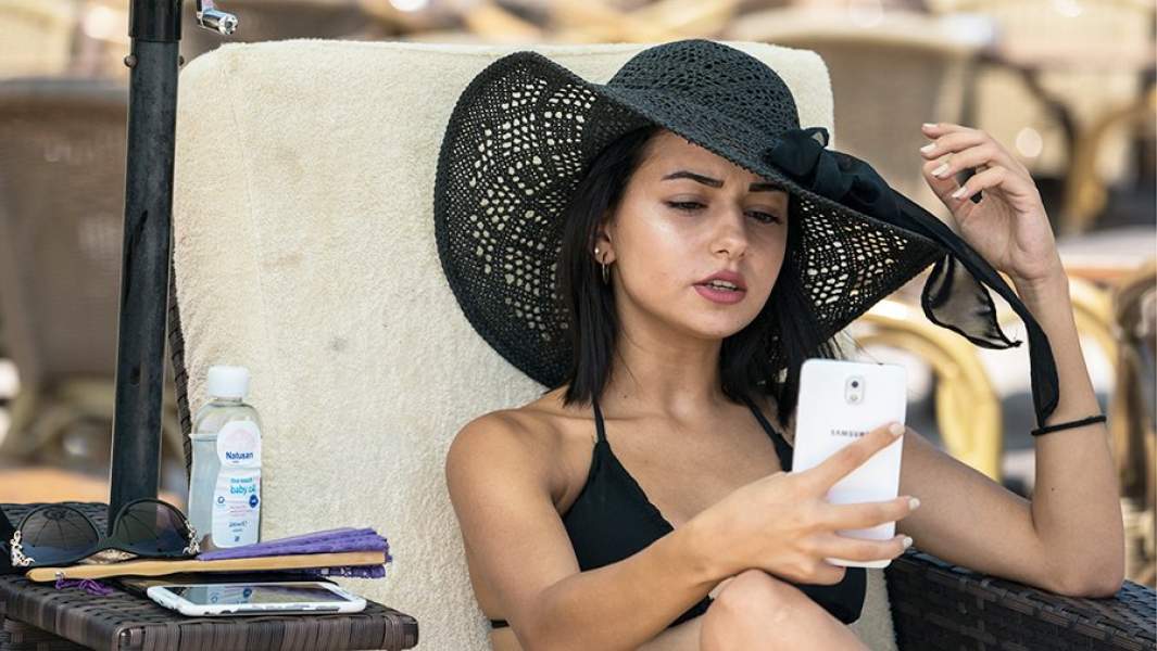 Девушка делает селфи на отдыхе