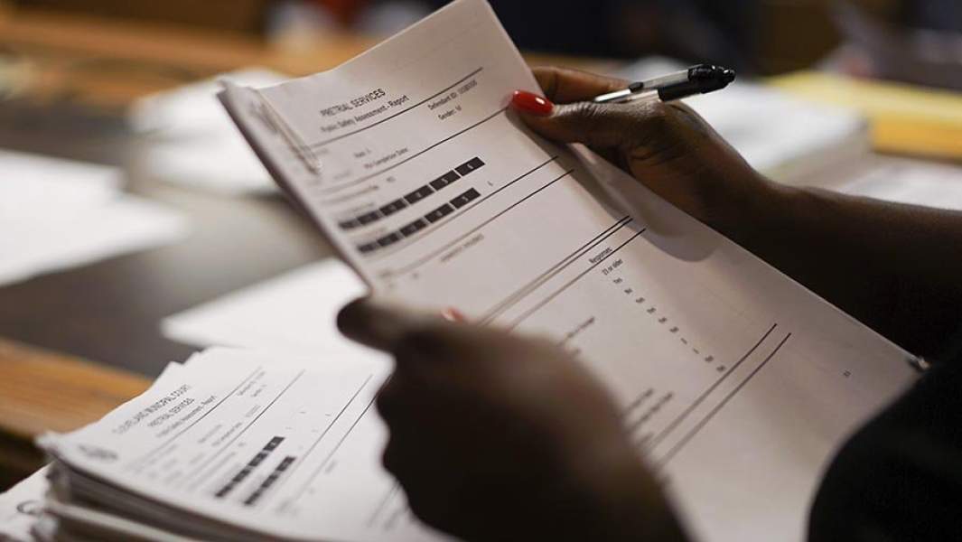 текст математика алгоритмы в руках у девушки