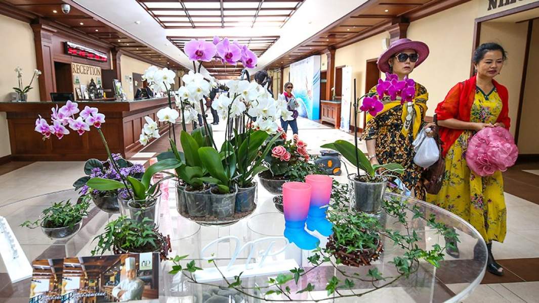 Туристы из Южной Кореи на территории одного из отелей Санкт-Петербурга