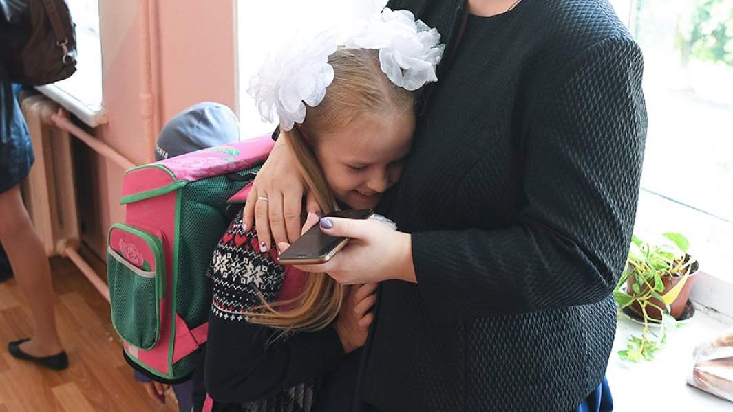 Мама с дочерью в школе