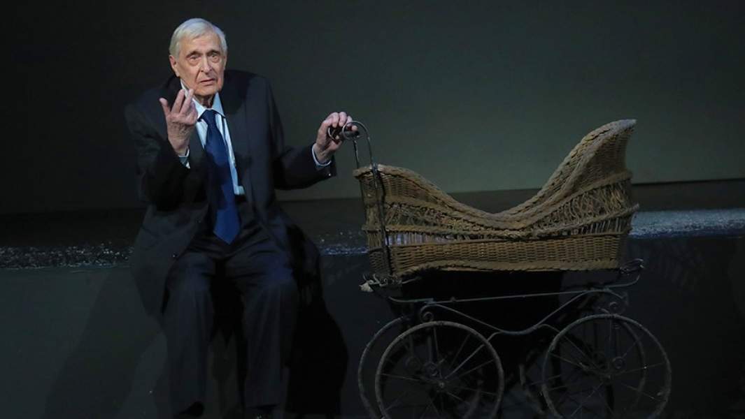 Актер Олег Басилашвили во время торжественной церемонии празднования 100-летие БДТ имени Г.Товстоногова.