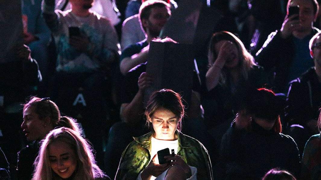 Зрительница на стадионе "РЖД Арена" телефоны связь сеть