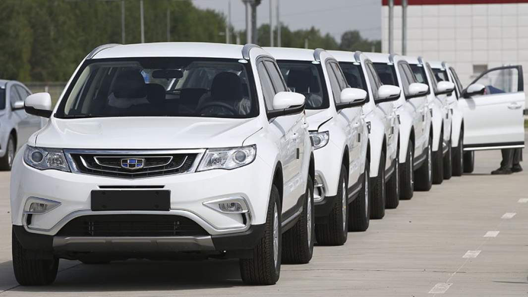 Отгрузка произведенных автомобилей Geely на белорусском предприятии СЗАО "БелДЖИ" (Белорусско-китайское совместное предприятие по сборке китайских легковых автомобилей Geely) на арендуемых площадях ОАО "Борисовский завод". Наталия Федосенко/ТАСС