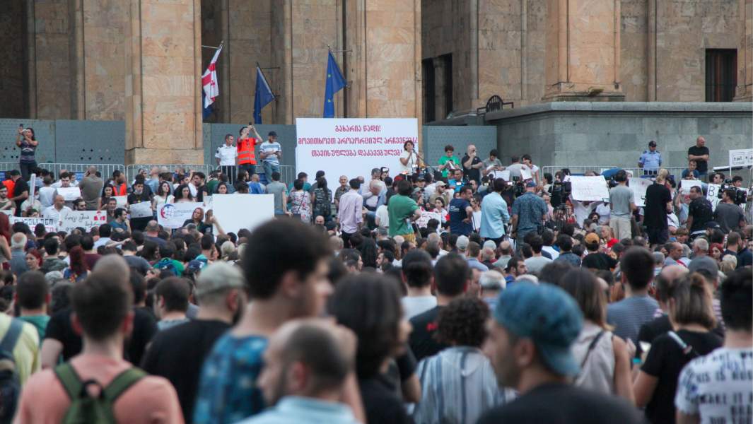 Акция протеста у здания парламента в Грузии