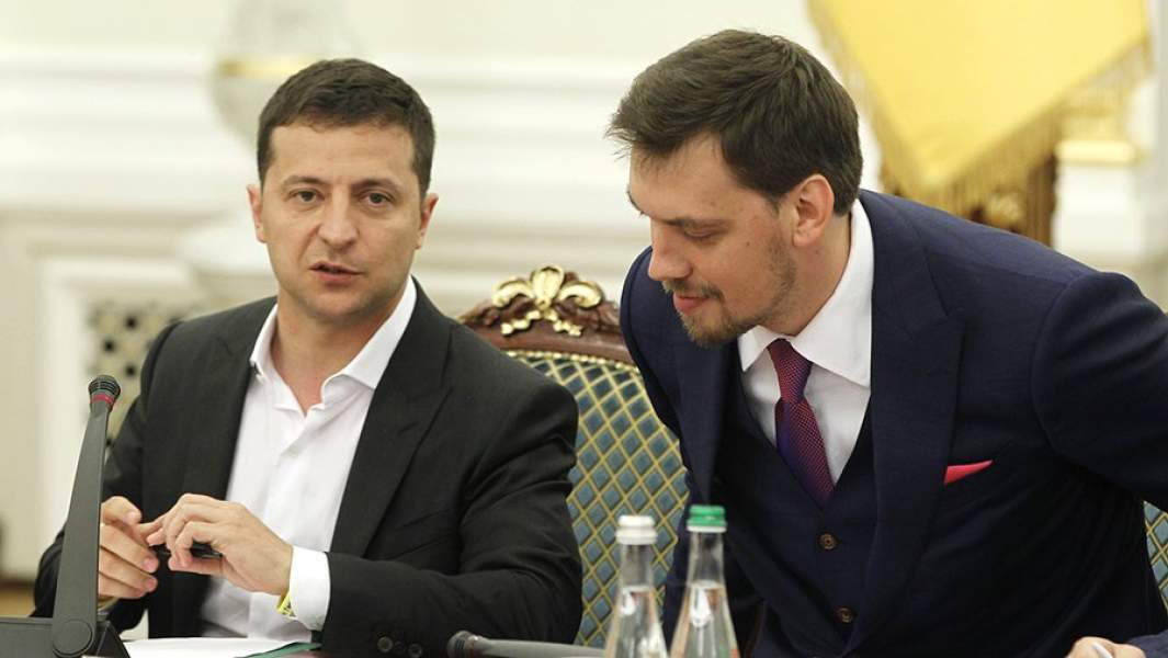 Президент Украины Владимир Зеленский (слева) и премьер-министр Украины Алексей Гончарук (справа) 
