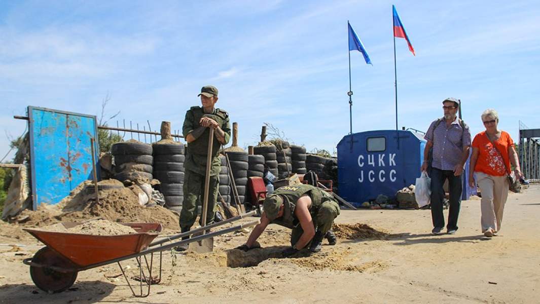 Демонтаж фортификационных сооружений у моста в районе станицы Луганской