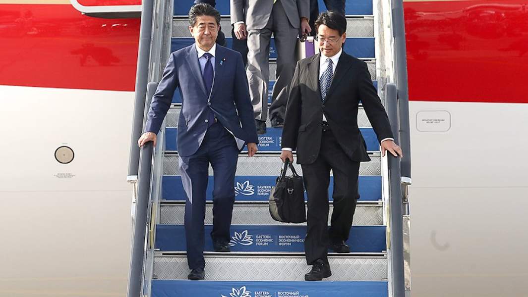 Премьер-министр Японии Синдзо Абэ (слева), прибывший для участия в V Восточном экономическом форуме, во время встречи в аэропорту Кневичи, Владивосток