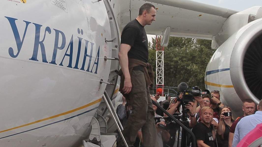 Украинский режиссер Олег Сенцов после прибытия рейса с украинскими гражданами, освобожденными в рамках обмена