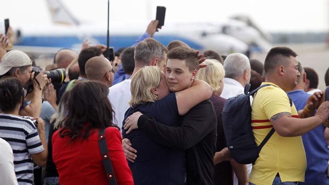 Украинский моряк, освобожденный Россией в рамках обмена, в аэропорту Борисполь, Украина