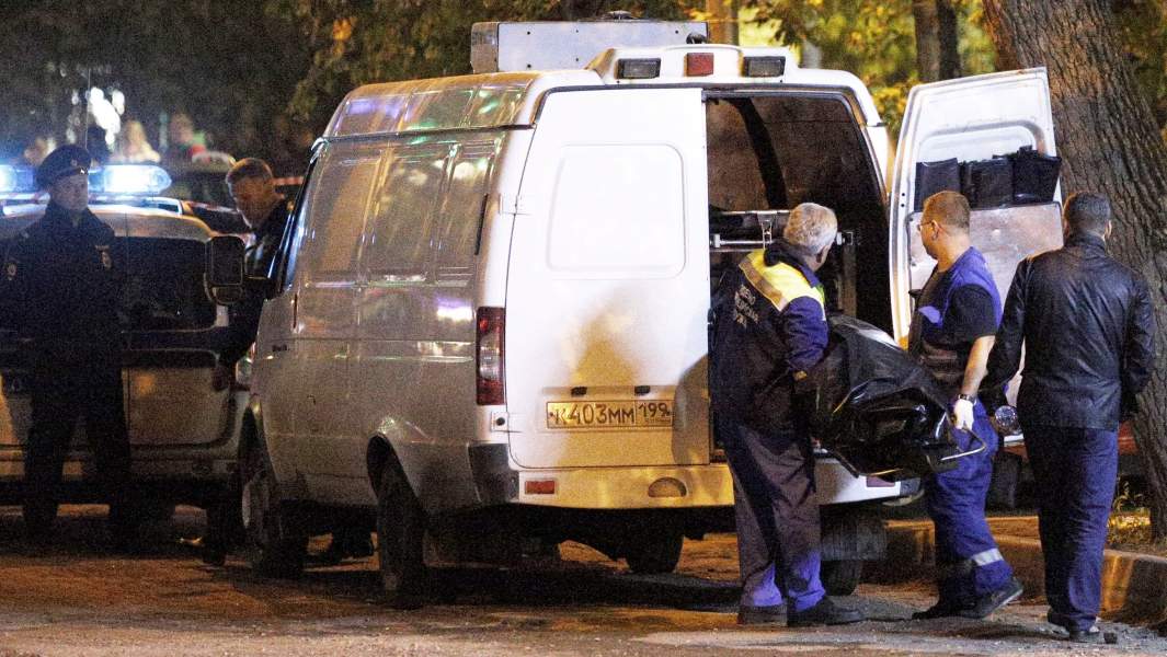 Полицейский, подозреваемый в получении взятки, открыл огонь по сотрудникам МВД около метро «Рязанский проспект»в Москве во время операции по его задержанию. Один сотрудник полиции убит, второй получил ранение