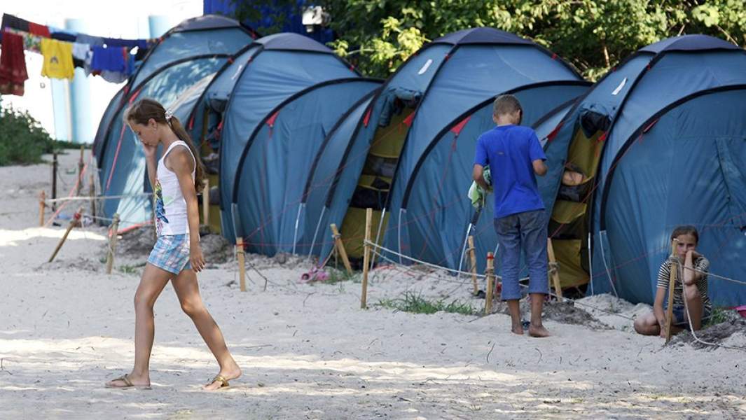 Дети в летнем палаточном лагере