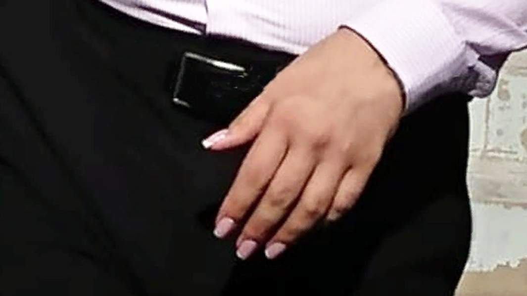 Французский маникюр на руках преподавателя литературы 