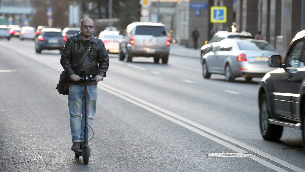 самокат дорога автомобили трафик