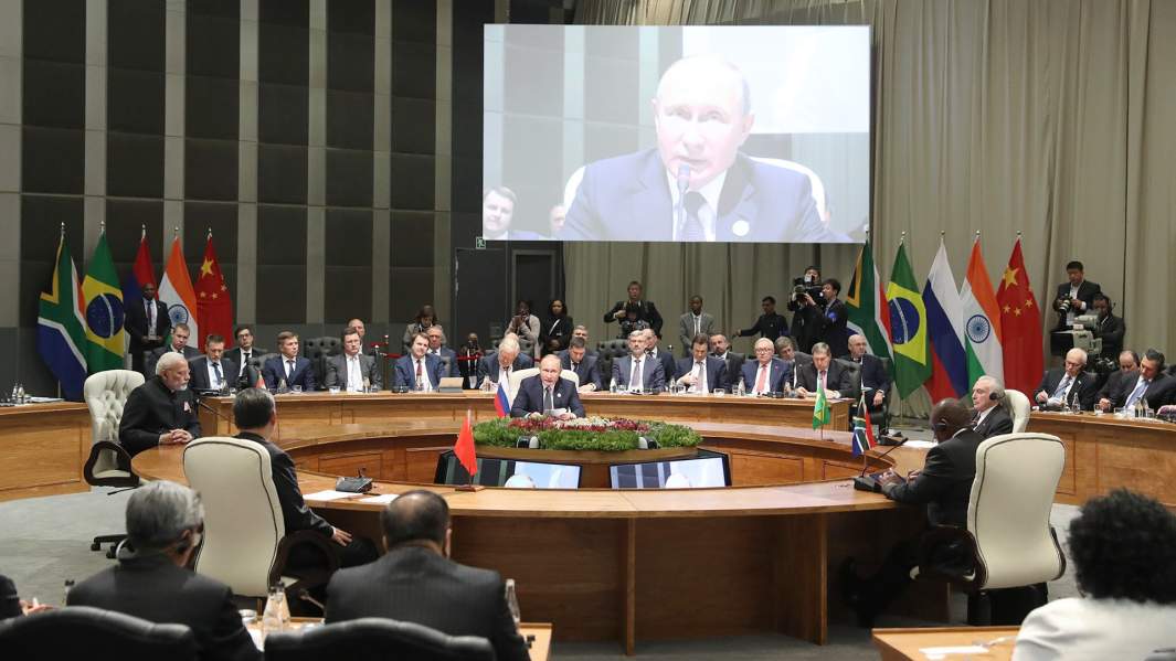 Президент РФ Владимир Путин во время встречи лидеров БРИКС в расширенном составе