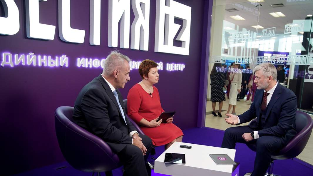 Министр транспорта Евгений Дитрих во время интервью «Известиям» на полях Восточного экономического форума