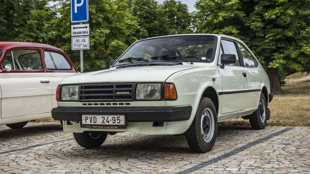 Новый мотор 1,3 мощностью 59 л.с. и 5-ступенчатая коробка передач позволяли разогнаться на Skoda Rapid до 150 км/ч