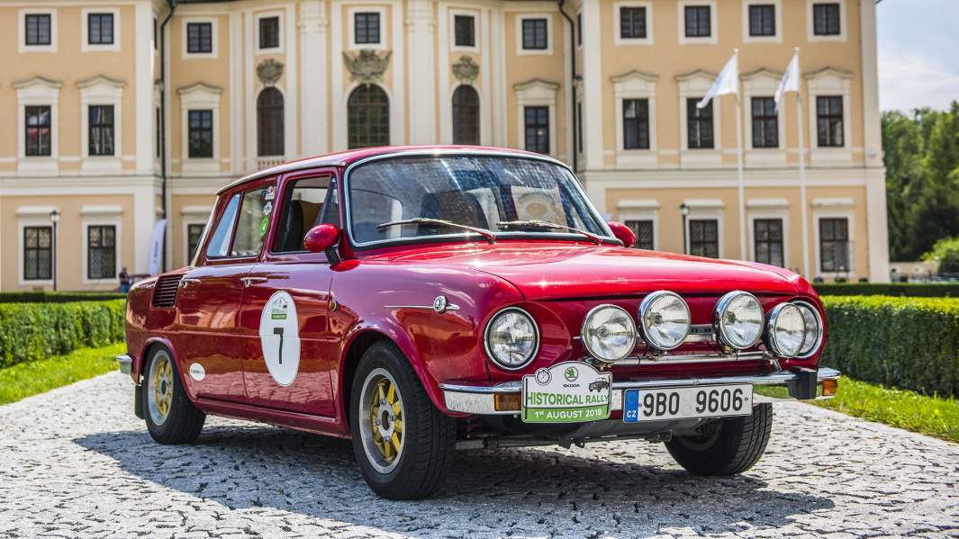 Skoda 100 L Rally — самый спортивный участник ралли. Мотор обычных седанов развивал 42 л.с. и разгонял машину до 125 км/ч. Буква L означает улучшенную отделку салона