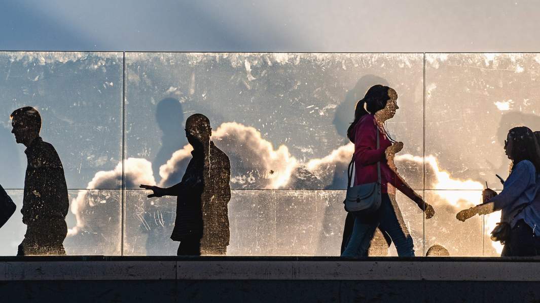 люди гуляют в Москве 