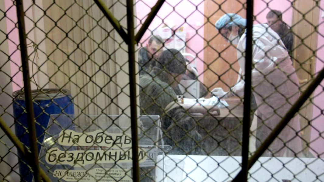 Бездомные на осмотре у врача в пункте обогрева, который был открыт благотворительной организацией «Ночлежка» и Комплексным центром социального обслуживания населения на набережной Обводного канала в Санкт-Петербурге