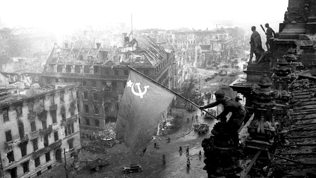Советские солдаты водружают знамя над Рейхстагом, Берлин 1 мая 1945 года