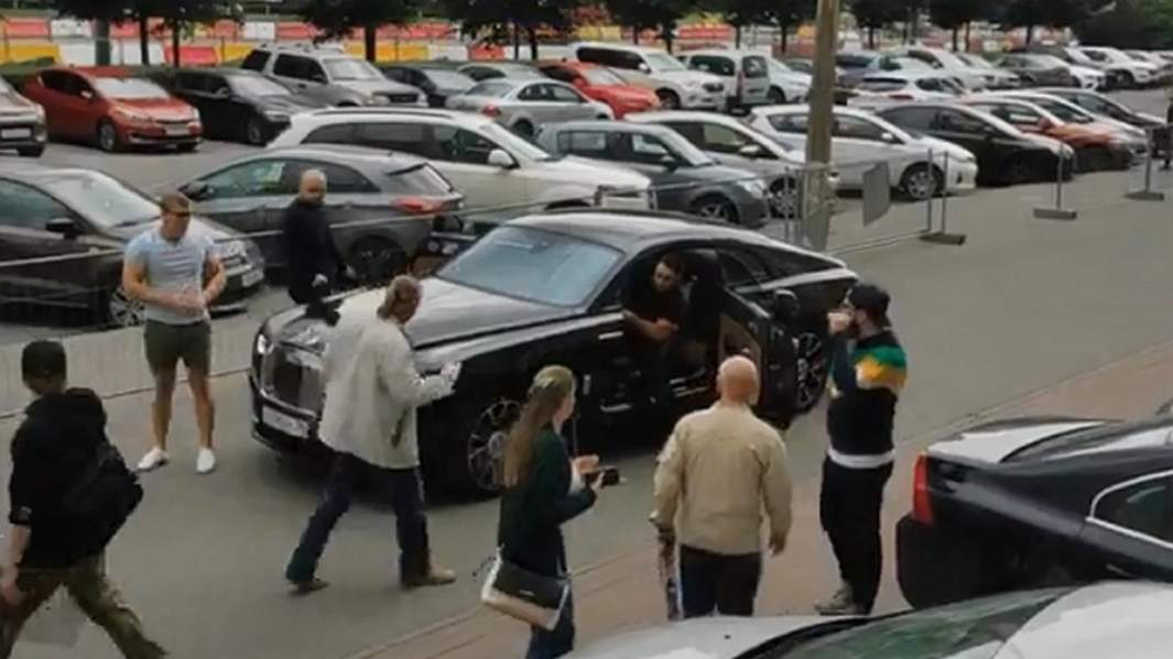 Автомобиль "Роллс Ройс" стоит на тротуаре на Комендантском проспекте в Санкт Петербурге 