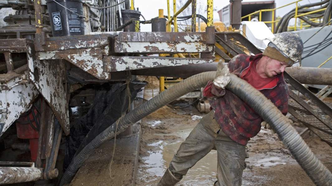 Рабочий при демонтаже буровой установки