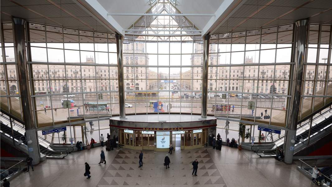 Пассажиры в вестибюле центрального железнодорожного вокзала «Минск-Пассажирский»
