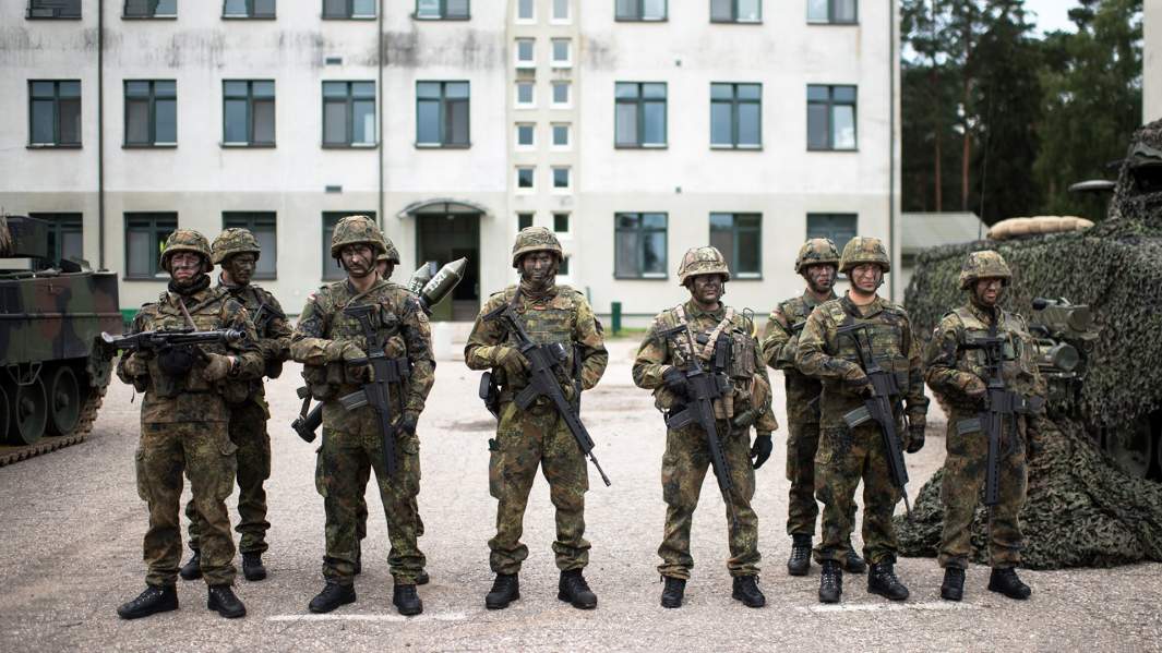 Солдаты батальона НАТО в Рукле