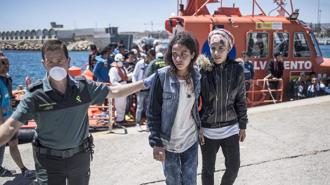 Африканские мигранты которые были спасены в Гибралтарском проливе, Испания