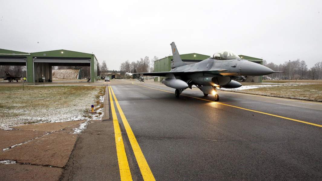 Бельгийский истребитель F 16 на учениях на аэродроме Зокняй